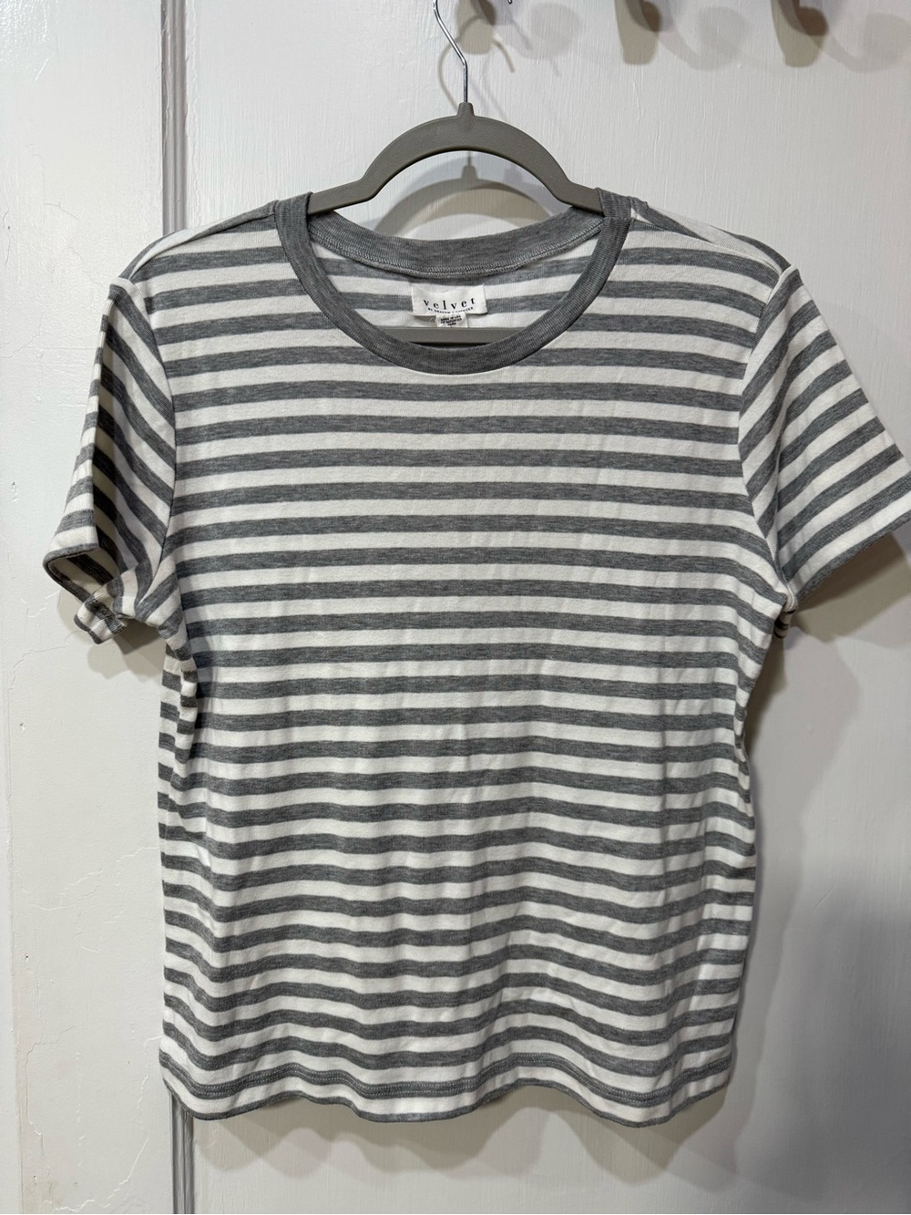 Velvet by Graham & Spencer Gray & White Striped Short Sleeve Tee